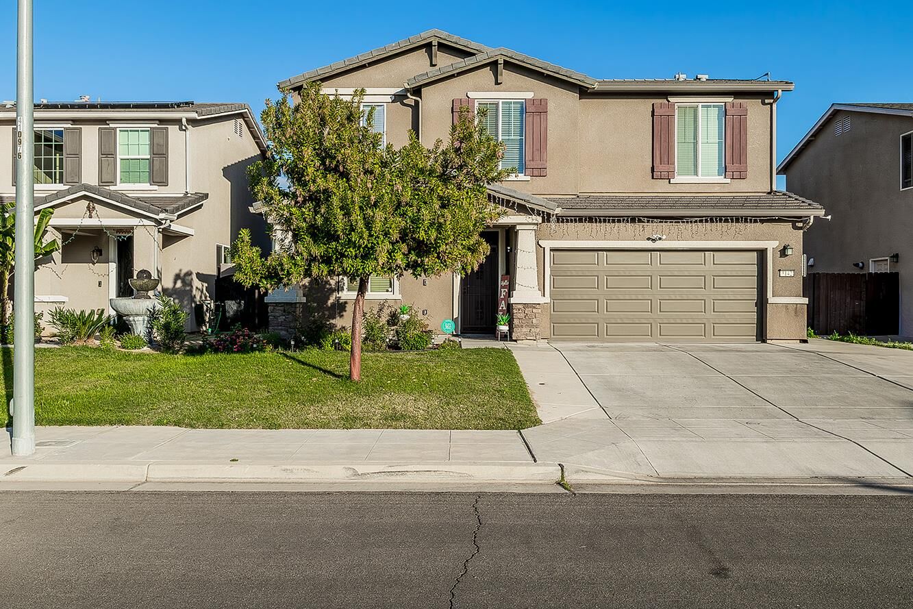 Property Photo:  1142 S Pearwood Avenue  CA 93727 