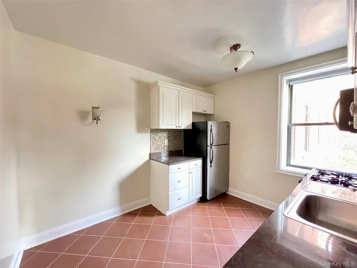 Property Photo:  321 Larchmont Acres West 1B  NY 10538 