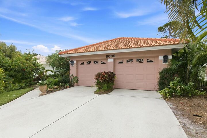 Property Photo:  8009 Bobcat Circle  FL 34238 