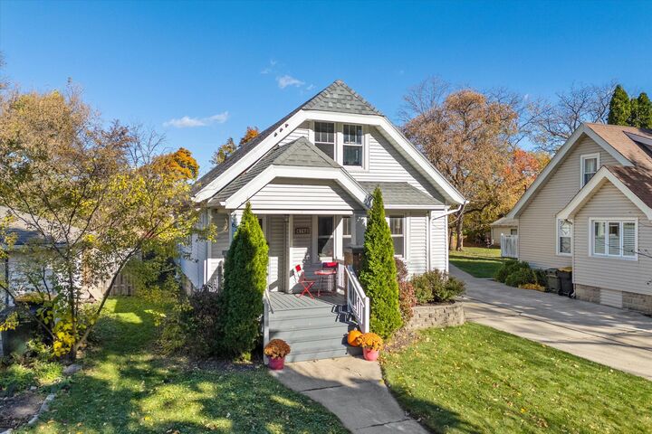 6742 Hillside Ln  Wauwatosa WI 53213 photo