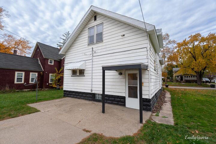 Property Photo:  1151 W Dale Avenue  MI 49441 