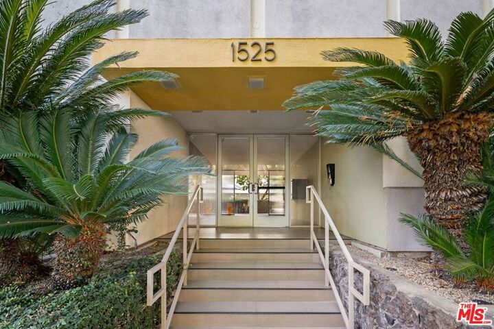 Property Photo:  1525 N Hayworth Avenue 302  CA 90046 