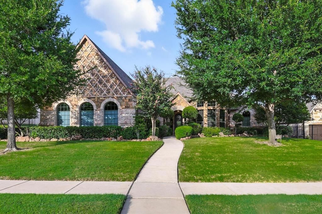 Property Photo:  721 Cross Timbers Drive  TX 76248 
