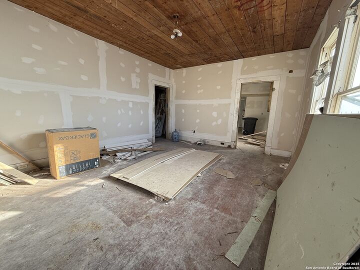 Property Photo: 702 Canton TX 78202