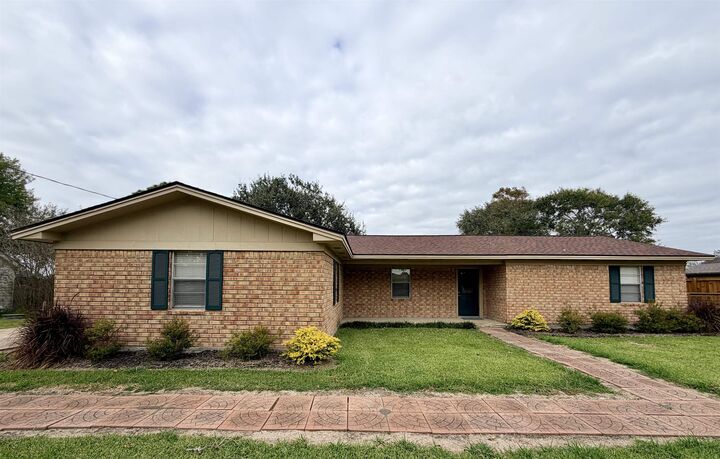 Property Photo:  214 North Lake  TX 77665 
