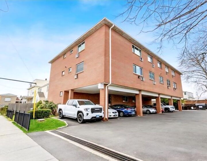 Property Photo:  15 Victory Street Apt 1  CT 06902 