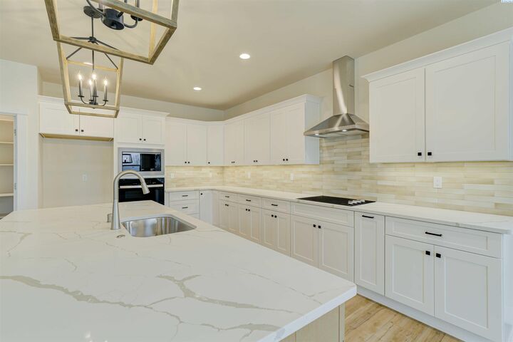 Property Photo:  1070 N Grant Place  WA 99336 