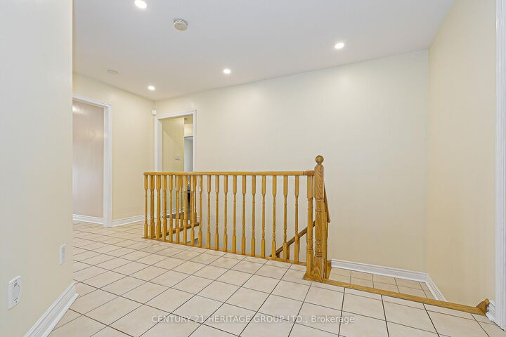 Photo de la propriété:  741 College Manor Drive  ON L3Y 8G5 