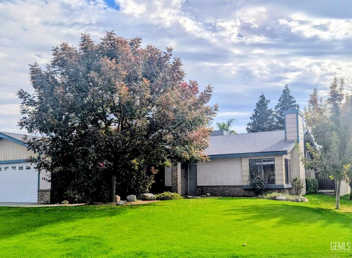 Property Photo:  6925 Aztec Way  CA 93308 