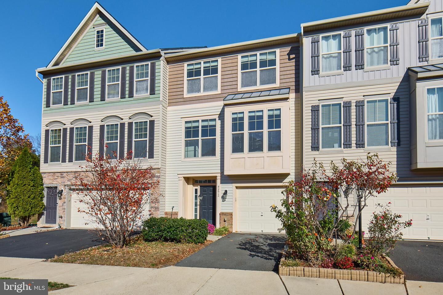 Property Photo: 42612 Galbraith Square VA 20148