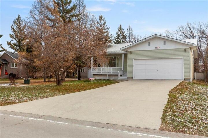 Property Photo:  1122 Lee Boulevard  MB R3T 2P4 