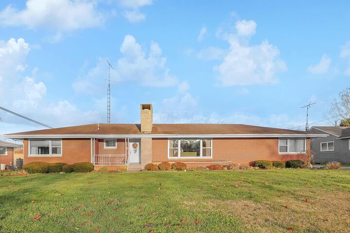 Property Photo: 260 Sunset NE Drive OH 43055