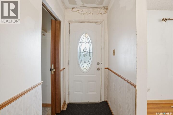Property Photo:  2401 Royal Avenue  SK S7J 0X5 