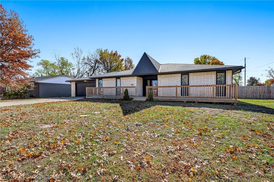 Property Photo:  1408 W Callahan Drive  AR 72758 