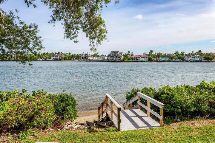 Property Photo:  1900 Cove Ii Place 127  FL 34242 