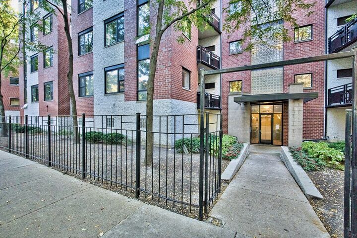 Property Photo:  2317 W Wolfram Street 515  IL 60618 