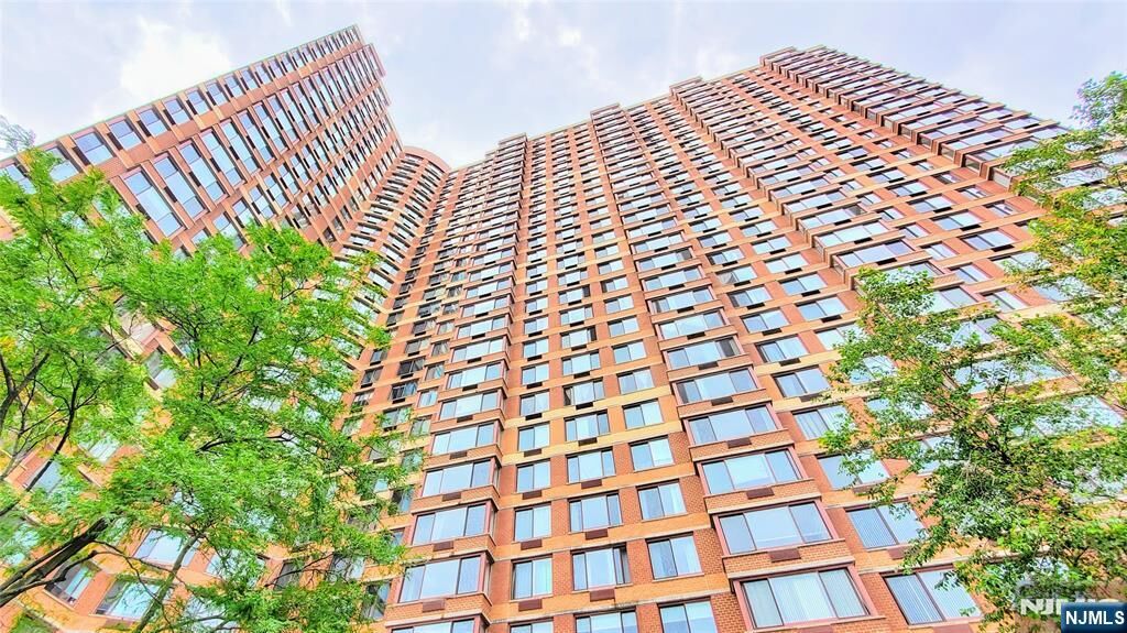 Property Photo:  100 Old Palisade Road 2312  NJ 07024 