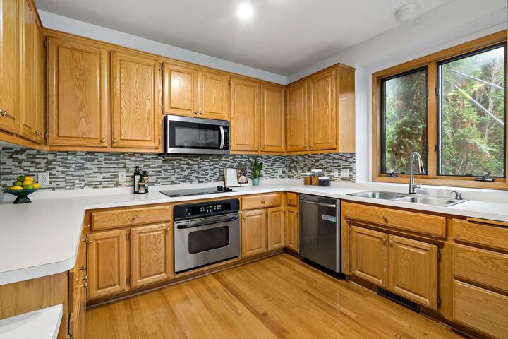 Property Photo:  886 Oak Court  MN 55123 