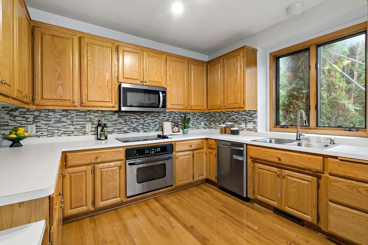 Property Photo: 886 Oak Court MN 55123