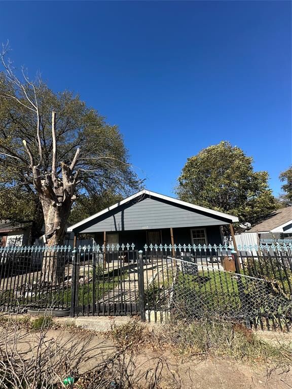 Property Photo:  1117 E Harvey Avenue  TX 76104 