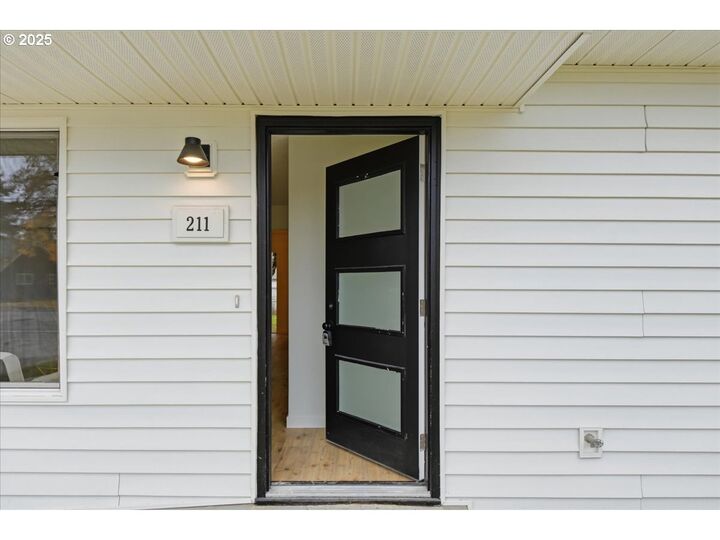 Property Photo: 211 NE 28th Ave OR 97124