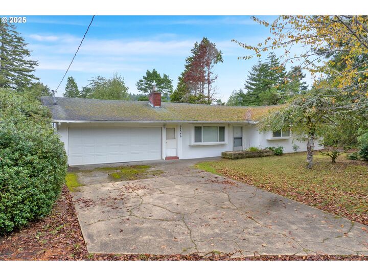 Property Photo:  5546 S Shore Dr  OR 97439 