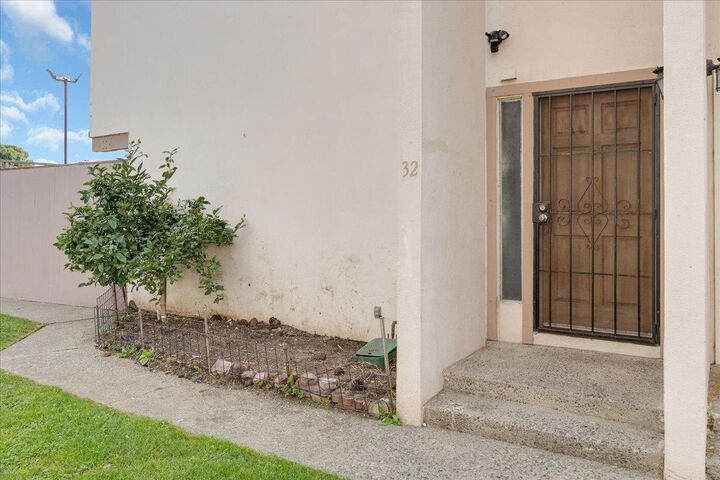 Property Photo:  914 Acosta Plaza 32  CA 93905 