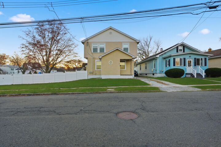 Property Photo:  39 Woodcrest Avenue  CT 06614 