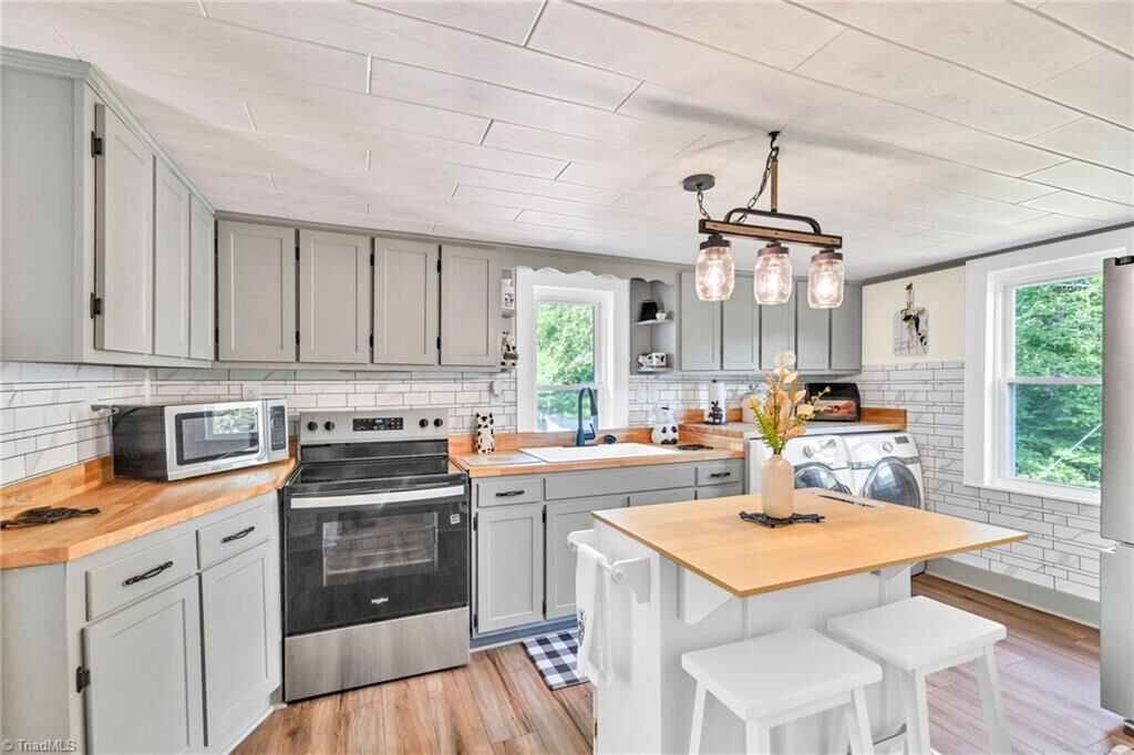 Property Photo:  922 Prathers Creek Church Road  NC 28644 
