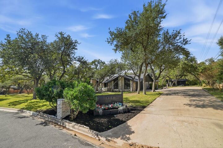 Property Photo: 10600 Glass Mountain Trail TX 78750