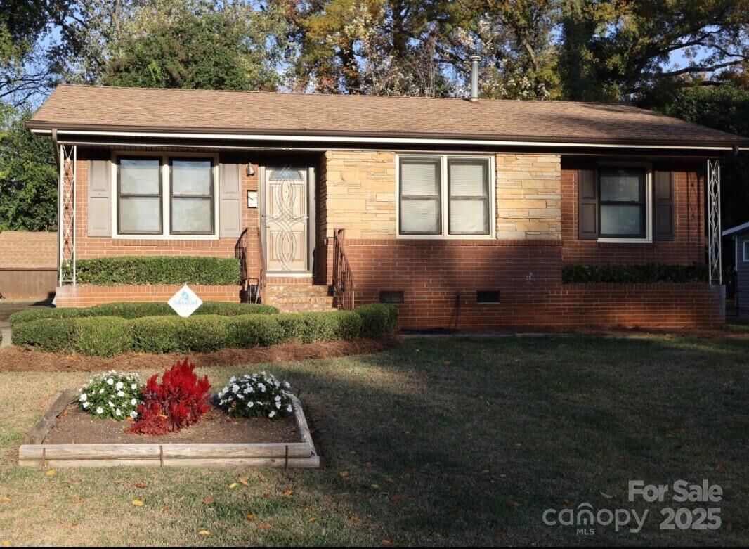 Property Photo:  4318 Knollcrest Drive  NC 28208 