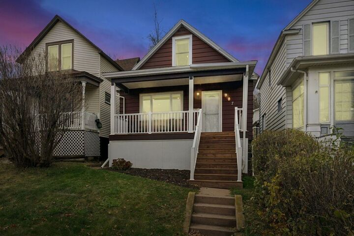 Property Photo: 907 E 7th St MN 55805