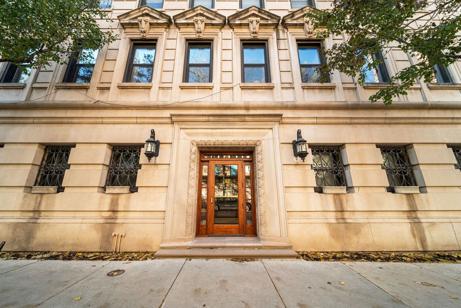 Property Photo: 2912 N Commonwealth Avenue 1A IL 60657