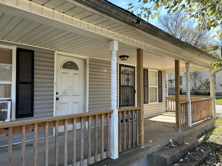Property Photo: 226 Hill St TN 38401