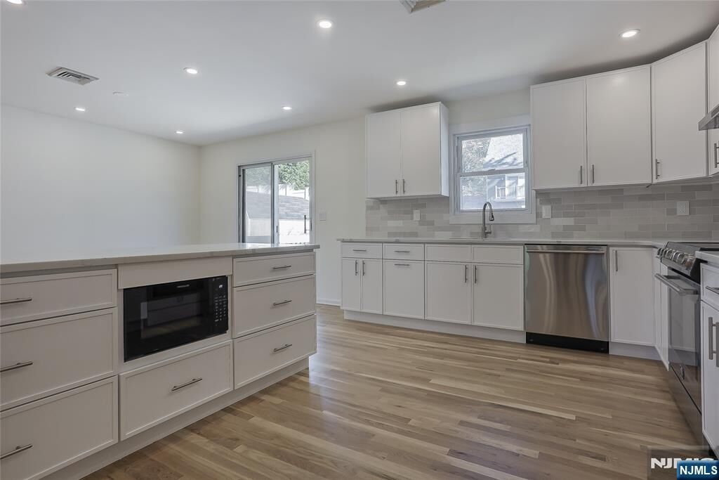 Property Photo:  18 Ruth Lane  NJ 07627 