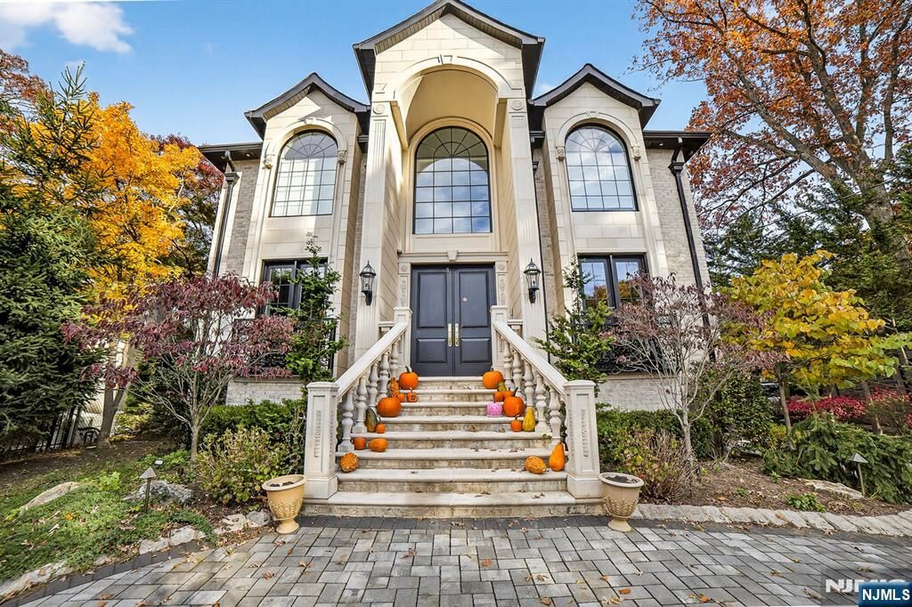 Property Photo:  1096 Briar Way  NJ 07024 