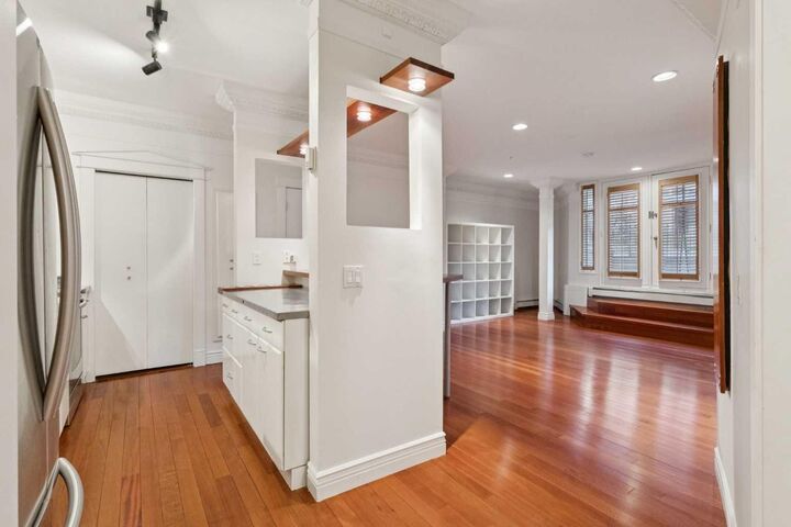 Property Photo:  1410 2 Street SW 111  AB T2R 1R1 