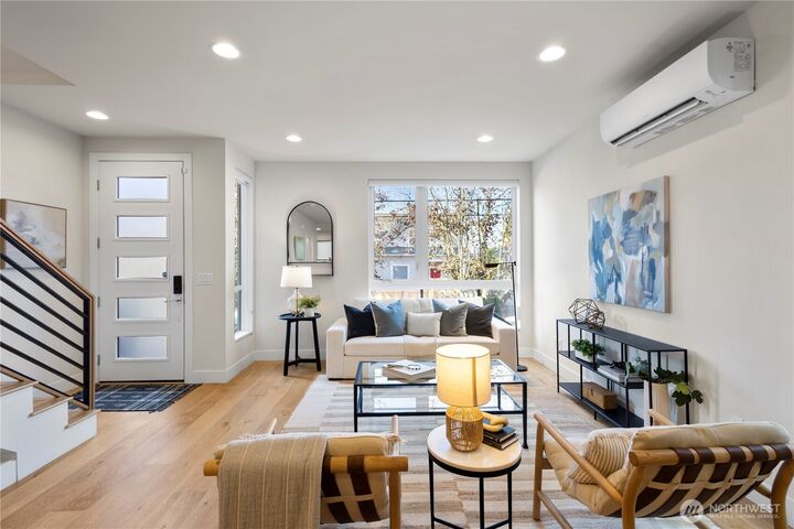 Property Photo: 2212 Franklin Avenue E B WA 98102