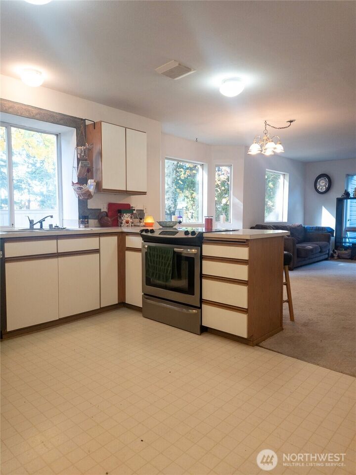 Property Photo:  1101  37th Street SE 402  WA 98002 