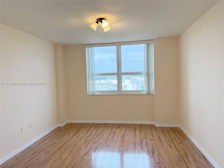 Property Photo:  19501 W Country Club Dr 912  FL 33180 