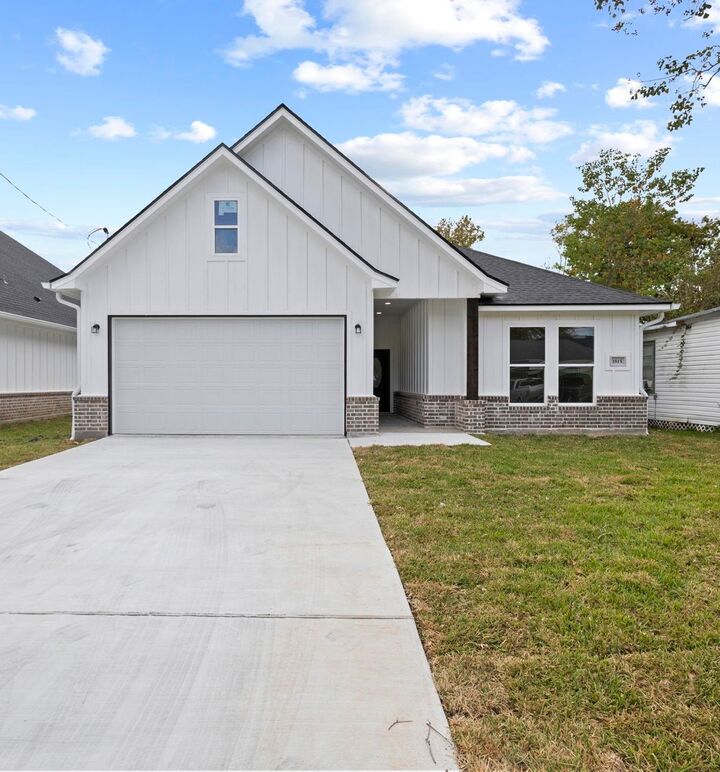 Property Photo:  1815 N 19th St  TX 77627 