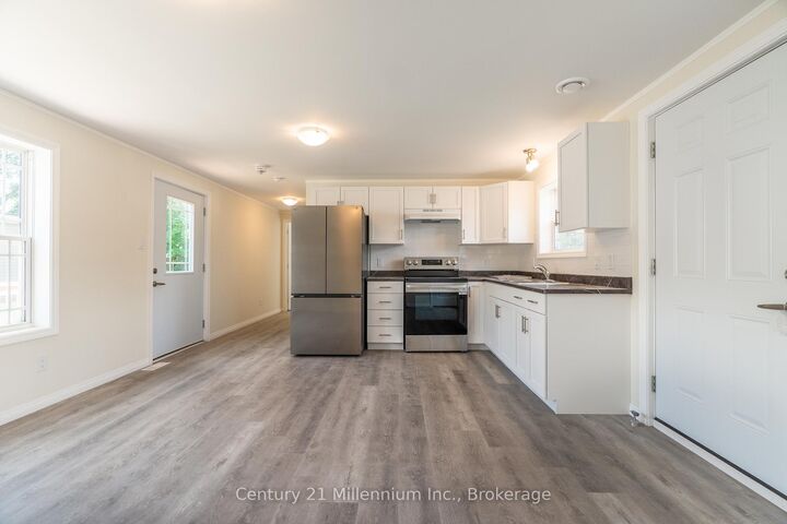 Property Photo:  8 Sussex Square  ON N4K 5N5 