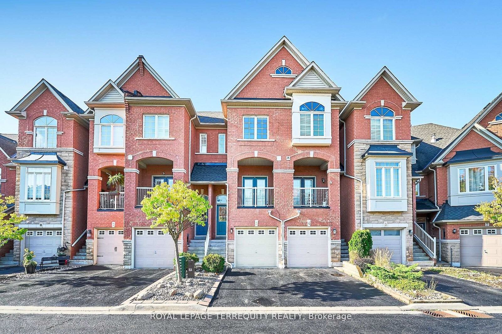 Photo de la propriété: 301 Strouds Lane 5 ON L1V 7J1