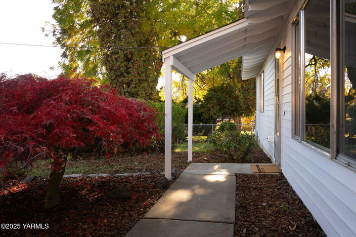 Property Photo: 406 S 32nd Ave WA 98902