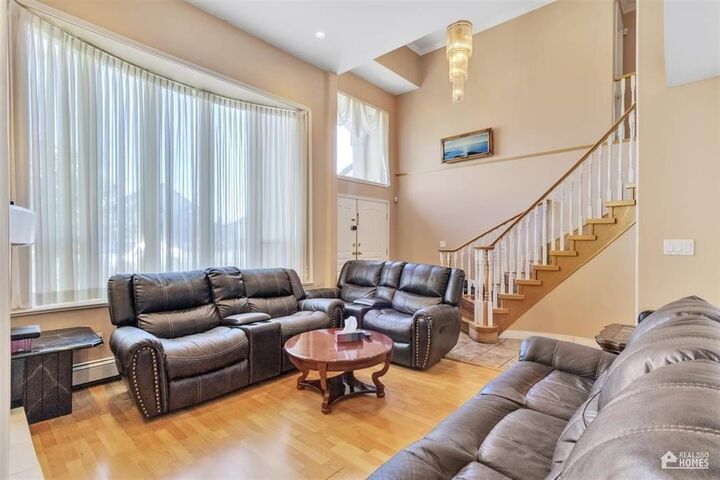 Photo de la propriété:  13107 74 Avenue  BC V3W 1C3 