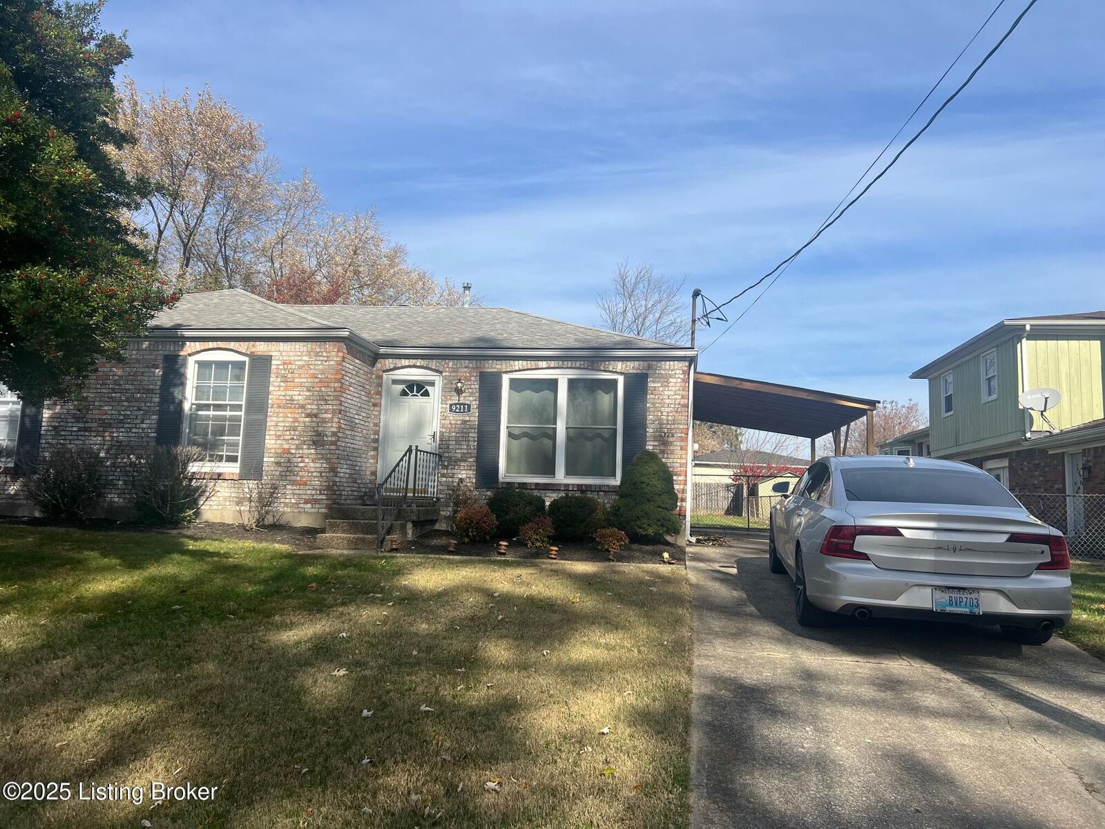 Property Photo: 9211 N Pirogue Ct KY 40299