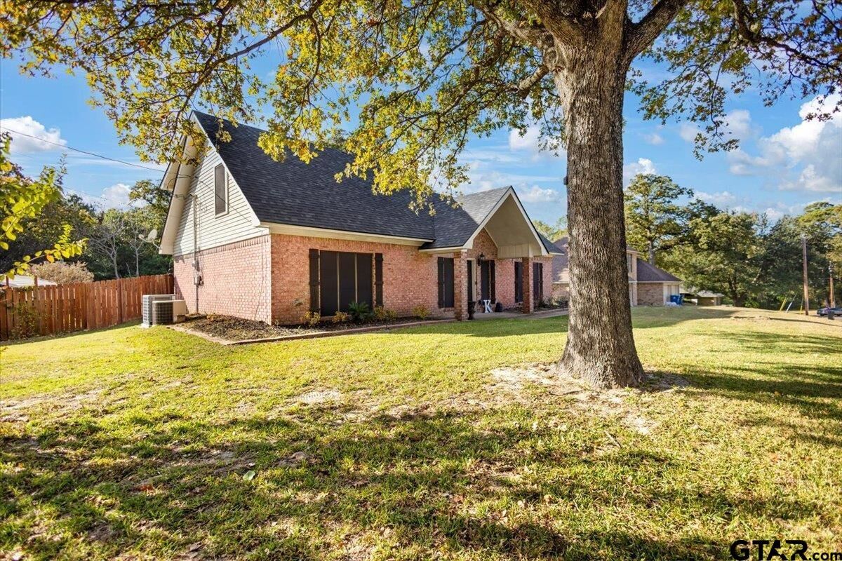 Property Photo: 1701 Edgebrook St TX 75652