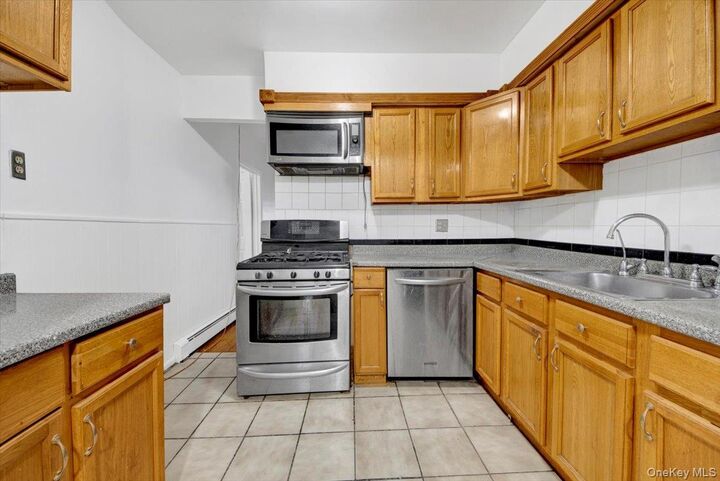 Property Photo:  251 Buttrick Avenue  NY 10465 