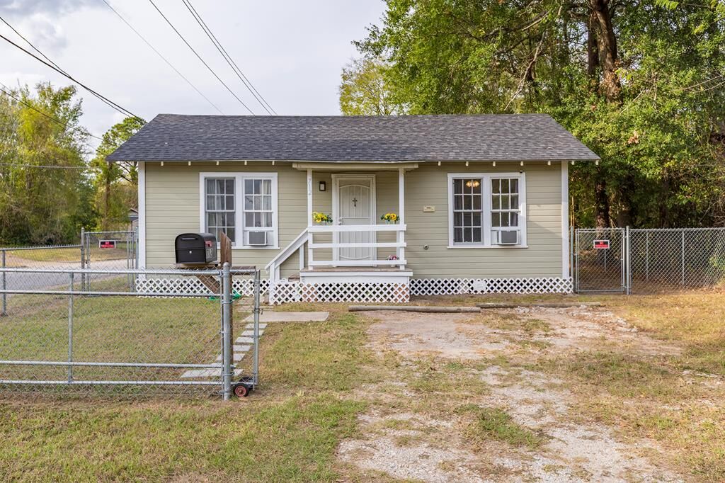 Property Photo:  712 Hoo Hoo Avenue  TX 75904 