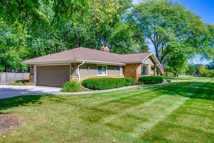 Property Photo: 2820 W St James Ln 53092